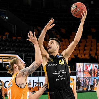 GER, BBL, ratiopharm ulm vs Basketball Löwen Loewen Braunschweig 05.04.2021, ratiopharm arena, Neu-Ulm, GER, BBL, ratiopharm ulm vs Basketball Löwen Loewen Braunschweig, im Bild Benedikt Turudic (Braunschweig, 44) punktet gegen Dylan Osetkowski (Ulm, 21)