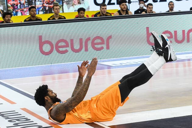 GER, BBL, ratiopharm ulm vs Basketball Löwen Loewen Braunschweig 05.04.2021, ratiopharm arena, Neu-Ulm, GER, BBL, ratiopharm ulm vs Basketball Löwen Loewen Braunschweig, im Bild Cameron Clark (Ulm, 3)