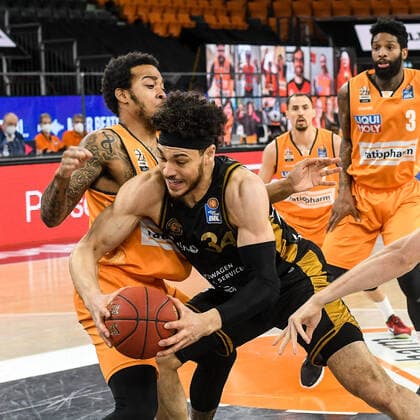 GER, BBL, ratiopharm ulm vs Basketball Löwen Loewen Braunschweig 05.04.2021, ratiopharm arena, Neu-Ulm, GER, BBL, ratiopharm ulm vs Basketball Löwen Loewen Braunschweig, im Bild Troy Caupain (Ulm, 23), Gavin Schilling (Braunschweig, 34)