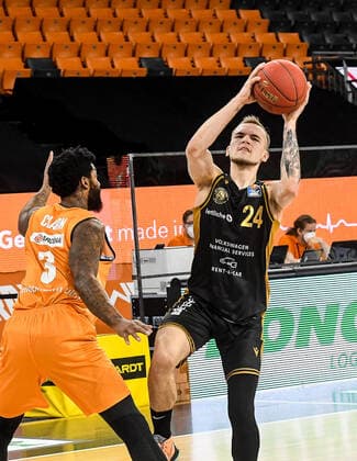 GER, BBL, ratiopharm ulm vs Basketball Löwen Loewen Braunschweig 05.04.2021, ratiopharm arena, Neu-Ulm, GER, BBL, ratiopharm ulm vs Basketball Löwen Loewen Braunschweig, im Bild Cameron Clark (Ulm, 3), Arnas Velicka (Braunschweig, 24)