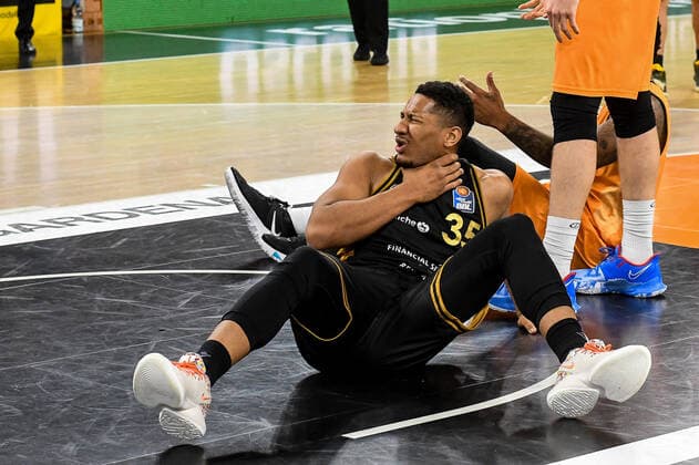 GER, BBL, ratiopharm ulm vs Basketball Löwen Loewen Braunschweig 05.04.2021, ratiopharm arena, Neu-Ulm, GER, BBL, ratiopharm ulm vs Basketball Löwen Loewen Braunschweig, im Bild Karim Jallow (Braunschweig, 35) wurde von Cameron Clark (Ulm, 3) am Hals getroffen