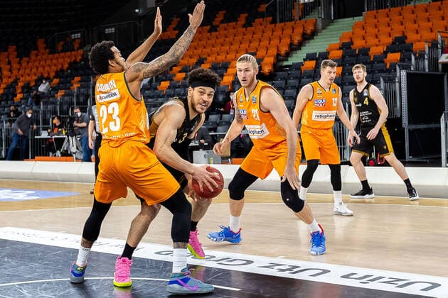 Gavin Schilling (Loewen Braunschweig 34), Troy Caupain (Ratiopharm Ulm 23),Dylan Osetkowski (Ratiopharm Ulm 21) GER, Ratiopharm Ulm vs. Loewen Braunschweig, easycredit 1.Bundesliga Basketball, 26.Spieltag, Saison 2020 21, 05.04.2021 Ratiopharm Ulm vs. Loewen Braunschweig, 1.Basketball Bundesliga Neu-Ulm Copyright: xEibner-Pressefoto RogerxBuerkex EP_EER