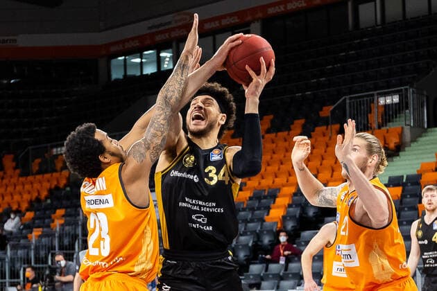 Gavin Schilling (Loewen Braunschweig 34), Troy Caupain (Ratiopharm Ulm 23),Dylan Osetkowski (Ratiopharm Ulm 21) GER, Ratiopharm Ulm vs. Loewen Braunschweig, easycredit 1.Bundesliga Basketball, 26.Spieltag, Saison 2020 21, 05.04.2021 Ratiopharm Ulm vs. Loewen Braunschweig, 1.Basketball Bundesliga Neu-Ulm Copyright: xEibner-Pressefoto RogerxBuerkex EP_EER