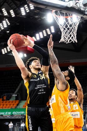 Gavin Schilling (Loewen Braunschweig 34) ,Trey Landers (Ratiopharm Ulm 03) GER, Ratiopharm Ulm vs. Loewen Braunschweig, easycredit 1.Bundesliga Basketball, 26.Spieltag, Saison 2020 21, 05.04.2021 Ratiopharm Ulm vs. Loewen Braunschweig, 1.Basketball Bundesliga Neu-Ulm Copyright: xEibner-Pressefoto RogerxBuerkex EP_EER