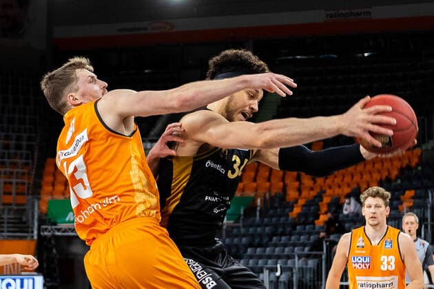 Gavin Schilling (Loewen Braunschweig 34), Andreas Obst (Ratiopharm Ulm 13) GER, Ratiopharm Ulm vs. Loewen Braunschweig, easycredit 1.Bundesliga Basketball, 26.Spieltag, Saison 2020 21, 05.04.2021 Ratiopharm Ulm vs. Loewen Braunschweig, 1.Basketball Bundesliga Neu-Ulm Copyright: xEibner-Pressefoto RogerxBuerkex EP_EER