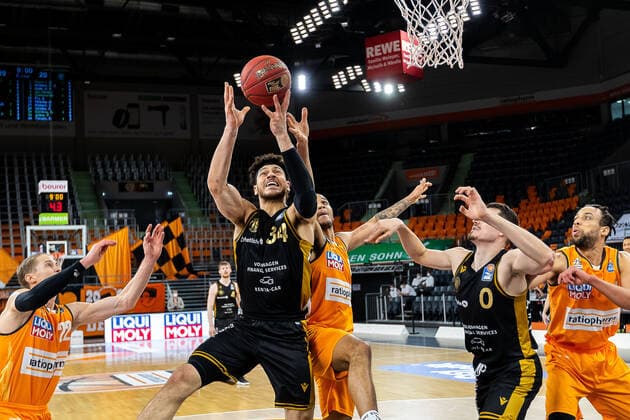 Gavin Schilling (Loewen Braunschweig 34), Thomas Klepeisz (Ratiopharm Ulm 22), Troy Caupain (Ratiopharm Ulm 23) GER, Ratiopharm Ulm vs. Loewen Braunschweig, easycredit 1.Bundesliga Basketball, 26.Spieltag, Saison 2020 21, 05.04.2021 Ratiopharm Ulm vs. Loewen Braunschweig, 1.Basketball Bundesliga Neu-Ulm Copyright: xEibner-Pressefoto RogerxBuerkex EP_EER