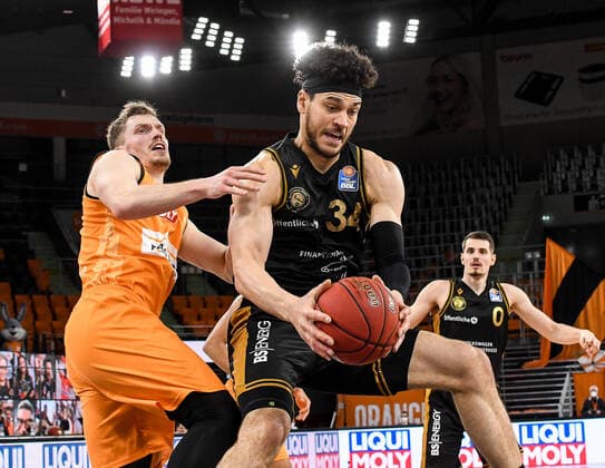 GER, BBL, ratiopharm ulm vs Basketball Löwen Loewen Braunschweig 05.04.2021, ratiopharm arena, Neu-Ulm, GER, BBL, ratiopharm ulm vs Basketball Löwen Loewen Braunschweig, im Bild Gavin Schilling (Braunschweig, 34) setzt sich gegen Andreas Obst (Ulm, 13) durch