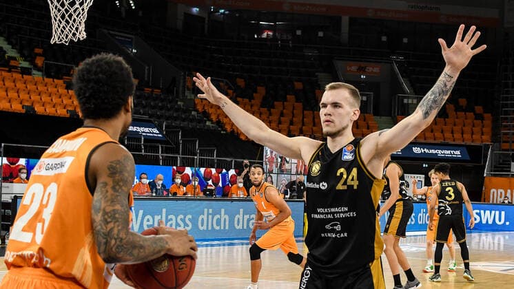 Sport Bilder des Tages GER, BBL, ratiopharm ulm vs Basketball Löwen Loewen Braunschweig 05.04.2021, ratiopharm arena, Neu-Ulm, GER, BBL, ratiopharm ulm vs Basketball Löwen Loewen Braunschweig, im Bild Troy Caupain (Ulm, 23), Arnas Velicka (Braunschweig, 24)