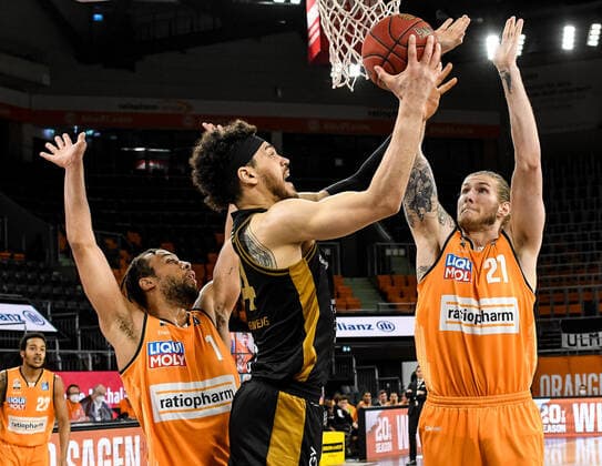 GER, BBL, ratiopharm ulm vs Basketball Löwen Loewen Braunschweig 05.04.2021, ratiopharm arena, Neu-Ulm, GER, BBL, ratiopharm ulm vs Basketball Löwen Loewen Braunschweig, im Bild Demitrius Conger (Ulm, 1), Gavin Schilling (Braunschweig, 34), Dylan Osetkowski (Ulm, 21)
