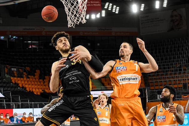 GER, BBL, ratiopharm ulm vs Basketball Löwen Loewen Braunschweig 05.04.2021, ratiopharm arena, Neu-Ulm, GER, BBL, ratiopharm ulm vs Basketball Löwen Loewen Braunschweig, im Bild Gavin Schilling (Braunschweig, 34) verliert den Ball gegen +u7