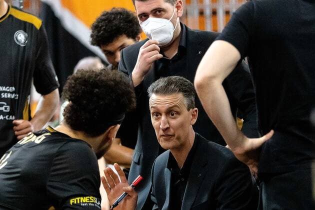 Pete Strobl (Loewen Braunschweig Head Coach) brieft sein Team fuer das Spiel GER, Ratiopharm Ulm vs. Loewen Braunschweig, easycredit 1.Bundesliga Basketball, 26.Spieltag, Saison 2020 21, 05.04.2021 Ratiopharm Ulm vs. Loewen Braunschweig, 1.Basketball Bundesliga Neu-Ulm Copyright: xEibner-Pressefoto RogerxBuerkex EP_EER