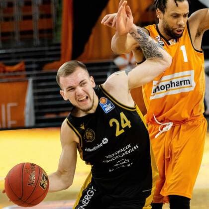 Arnas Velicka (Loewen Braunschweig 24) vs Demitrius Conger (Ratiopharm Ulm 01) GER, Ratiopharm Ulm vs. Loewen Braunschweig, easycredit 1.Bundesliga Basketball, 26.Spieltag, Saison 2020 21, 05.04.2021 Ratiopharm Ulm vs. Loewen Braunschweig, 1.Basketball Bundesliga Neu-Ulm Copyright: xEibner-Pressefoto RogerxBuerkex EP_EER