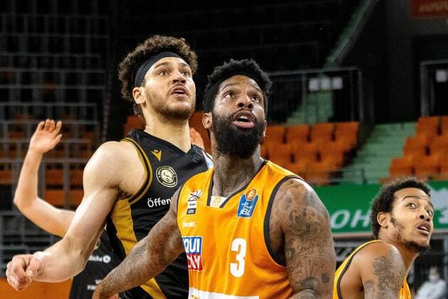 Gavin Schilling (Loewen Braunschweig 34), Trey Landers (Ratiopharm Ulm 03), GER, Ratiopharm Ulm vs. Loewen Braunschweig, easycredit 1.Bundesliga Basketball, 26.Spieltag, Saison 2020 21, 05.04.2021 Ratiopharm Ulm vs. Loewen Braunschweig, 1.Basketball Bundesliga Neu-Ulm Copyright: xEibner-Pressefoto RogerxBuerkex EP_EER