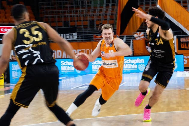 Andreas Obst (Ratiopharm Ulm 13), Gavin Schilling (Loewen Braunschweig 34) GER, Ratiopharm Ulm vs. Loewen Braunschweig, easycredit 1.Bundesliga Basketball, 26.Spieltag, Saison 2020 21, 05.04.2021 Ratiopharm Ulm vs. Loewen Braunschweig, 1.Basketball Bundesliga Neu-Ulm Copyright: xEibner-Pressefoto RogerxBuerkex EP_EER