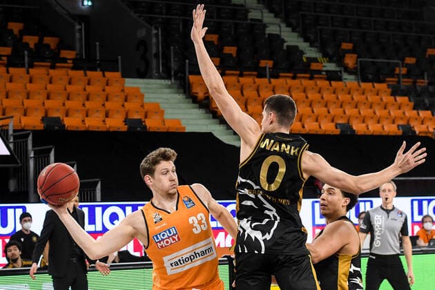 GER, BBL, ratiopharm ulm vs Basketball Löwen Loewen Braunschweig 05.04.2021, ratiopharm arena, Neu-Ulm, GER, BBL, ratiopharm ulm vs Basketball Löwen Loewen Braunschweig, im Bild obwohl sich Lukas Wank (Braunschweig, 0) mächtig streckt, kann er das Zuspiel von Patrick Heckmann (Ulm, 33) nicht verhindern, James Robinson (Braunschweig, 8)
