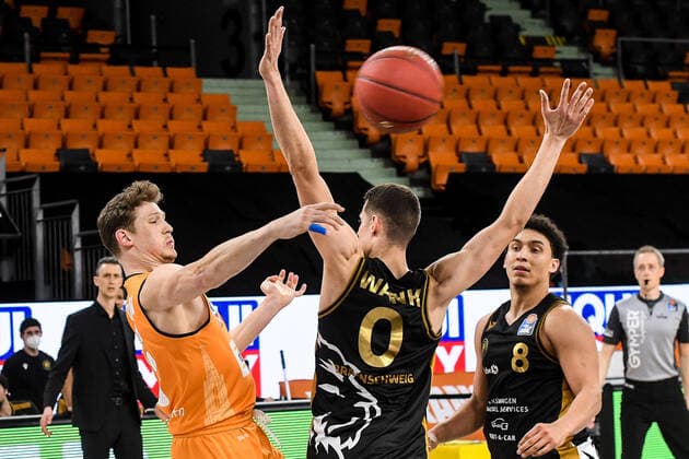 GER, BBL, ratiopharm ulm vs Basketball Löwen Loewen Braunschweig 05.04.2021, ratiopharm arena, Neu-Ulm, GER, BBL, ratiopharm ulm vs Basketball Löwen Loewen Braunschweig, im Bild obwohl sich Lukas Wank (Braunschweig, 0) mächtig streckt, kann er das Zuspiel von Patrick Heckmann (Ulm, 33) nicht verhindern, James Robinson (Braunschweig, 8)
