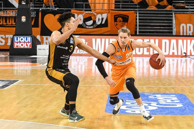 GER, BBL, ratiopharm ulm vs Basketball Löwen Loewen Braunschweig 05.04.2021, ratiopharm arena, Neu-Ulm, GER, BBL, ratiopharm ulm vs Basketball Löwen Loewen Braunschweig, im Bild Garai Zeeb (Braunschweig, 3), Thomas Klepeisz (Ulm, 22)
