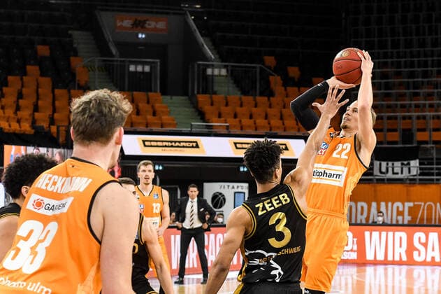 GER, BBL, ratiopharm ulm vs Basketball Löwen Loewen Braunschweig 05.04.2021, ratiopharm arena, Neu-Ulm, GER, BBL, ratiopharm ulm vs Basketball Löwen Loewen Braunschweig, im Bild Patrick Heckmann (Ulm, 33), Garai Zeeb (Braunschweig, 3), Thomas Klepeisz (Ulm, 22)
