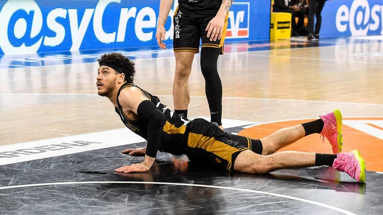 GER, BBL, ratiopharm ulm vs Basketball Löwen Loewen Braunschweig 05.04.2021, ratiopharm arena, Neu-Ulm, GER, BBL, ratiopharm ulm vs Basketball Löwen Loewen Braunschweig, im Bild Gavin Schilling (Braunschweig, 34) mit einer Bauchlandung