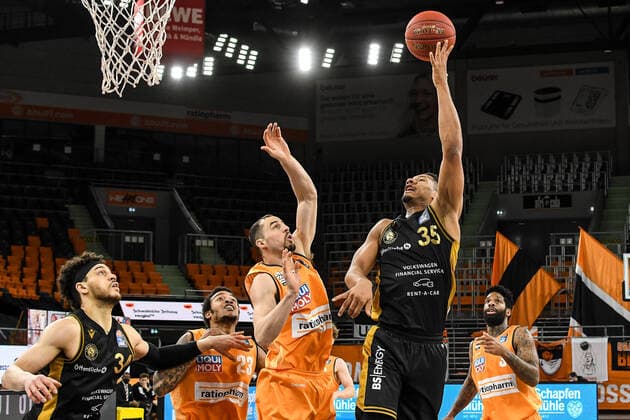 GER, BBL, ratiopharm ulm vs Basketball Löwen Loewen Braunschweig 05.04.2021, ratiopharm arena, Neu-Ulm, GER, BBL, ratiopharm ulm vs Basketball Löwen Loewen Braunschweig, im Bild Gavin Schilling (Braunschweig, 34), John Petrucelli (Ulm, 7), Karim Jallow (Braunschweig, 35)