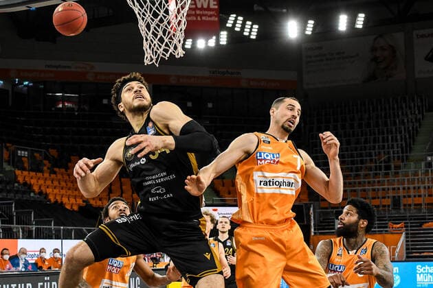 GER, BBL, ratiopharm ulm vs Basketball Löwen Loewen Braunschweig 05.04.2021, ratiopharm arena, Neu-Ulm, GER, BBL, ratiopharm ulm vs Basketball Löwen Loewen Braunschweig, im Bild Gavin Schilling (Braunschweig, 34), John Petrucelli (Ulm, 7)