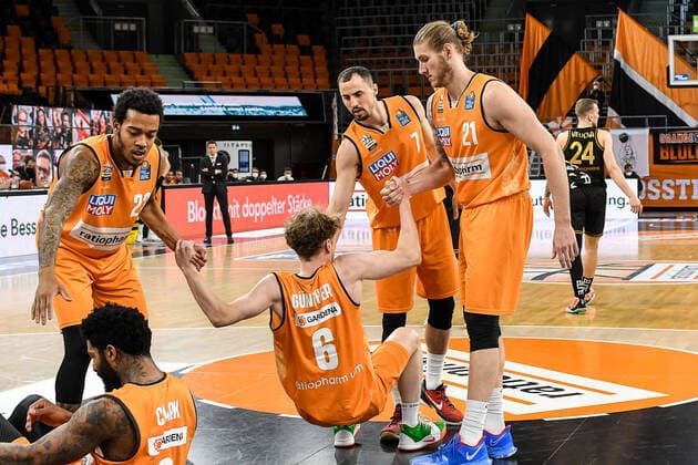 GER, BBL, ratiopharm ulm vs Basketball Löwen Loewen Braunschweig 05.04.2021, ratiopharm arena, Neu-Ulm, GER, BBL, ratiopharm ulm vs Basketball Löwen Loewen Braunschweig, im Bild Troy Caupain (Ulm, 23), Per Günther Guenther (Ulm, 6), John Petrucelli (Ulm, 7), Dylan Osetkowski (Ulm, 21)