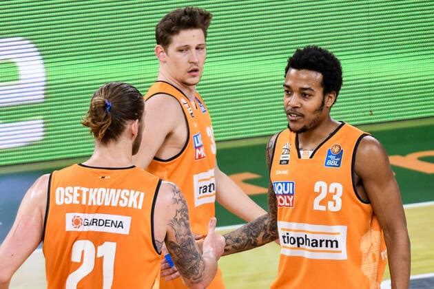 GER, BBL, ratiopharm ulm vs Basketball Löwen Loewen Braunschweig 05.04.2021, ratiopharm arena, Neu-Ulm, GER, BBL, ratiopharm ulm vs Basketball Löwen Loewen Braunschweig, im Bild Dylan Osetkowski (Ulm, 21), Patrick Heckmann (Ulm, 33), Troy Caupain (Ulm, 23)