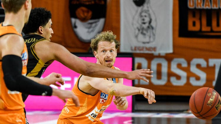 GER, BBL, ratiopharm ulm vs Basketball Löwen Loewen Braunschweig 05.04.2021, ratiopharm arena, Neu-Ulm, GER, BBL, ratiopharm ulm vs Basketball Löwen Loewen Braunschweig, im Bild Per Günther Guenther (Ulm, 6)