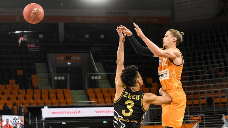 GER, BBL, ratiopharm ulm vs Basketball Löwen Loewen Braunschweig 05.04.2021, ratiopharm arena, Neu-Ulm, GER, BBL, ratiopharm ulm vs Basketball Löwen Loewen Braunschweig, im Bild Garai Zeeb (Braunschweig, 3), Thomas Klepeisz (Ulm, 22)