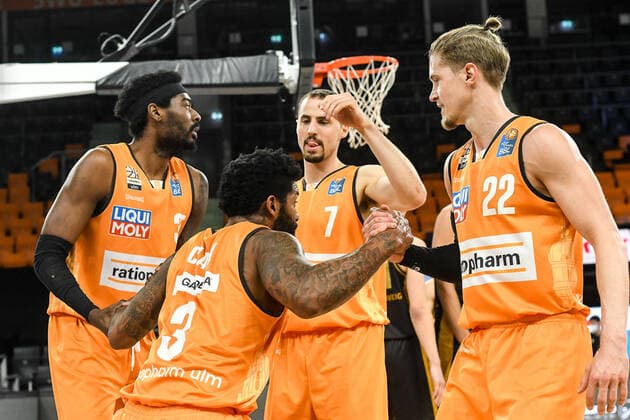 GER, BBL, ratiopharm ulm vs Basketball Löwen Loewen Braunschweig 05.04.2021, ratiopharm arena, Neu-Ulm, GER, BBL, ratiopharm ulm vs Basketball Löwen Loewen Braunschweig, im Bild Aric Holman (Ulm, 35), Cameron Clark (Ulm, 3), John Petrucelli (Ulm, 7), Thomas Klepeisz (Ulm, 22)