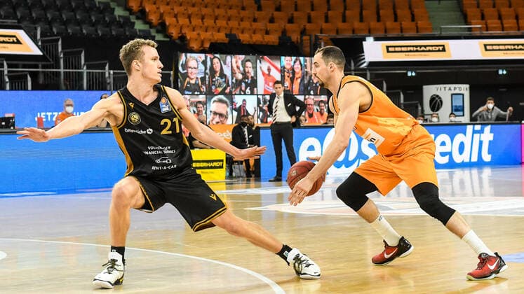 GER, BBL, ratiopharm ulm vs Basketball Löwen Loewen Braunschweig 05.04.2021, ratiopharm arena, Neu-Ulm, GER, BBL, ratiopharm ulm vs Basketball Löwen Loewen Braunschweig, im Bild Simon Roosch (Braunschweig, 21), John Petrucelli (Ulm, 7)