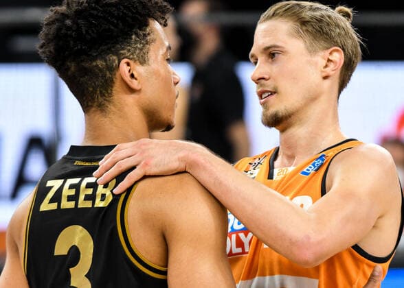 GER, BBL, ratiopharm ulm vs Basketball Löwen Loewen Braunschweig 05.04.2021, ratiopharm arena, Neu-Ulm, GER, BBL, ratiopharm ulm vs Basketball Löwen Loewen Braunschweig, im Bild Garai Zeeb (Braunschweig, 3) und Thomas Klepeisz (Ulm, 22) nach Spielende