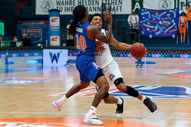 05.04.2021, xtgx, Basketball, easyCredit BBL, Syntainics MBC - Niners Chemnitz emspor, v.l. Anthony Barber (MBC, 10), George King (Niners Chemnitz, 24) Zweikampf Weissenfels