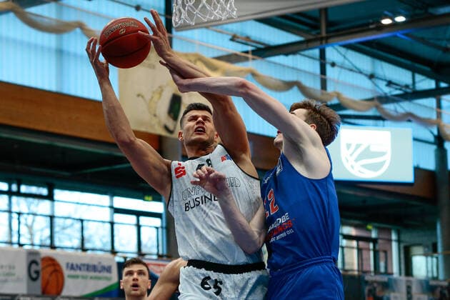 05.04.2021, xtgx, Basketball, easyCredit BBL, Syntainics MBC - Niners Chemnitz emspor, v.l. Filip Stanic (Niners Chemnitz, 65), Philipp Hartwich (MBC, 12) Zweikampf Weissenfels