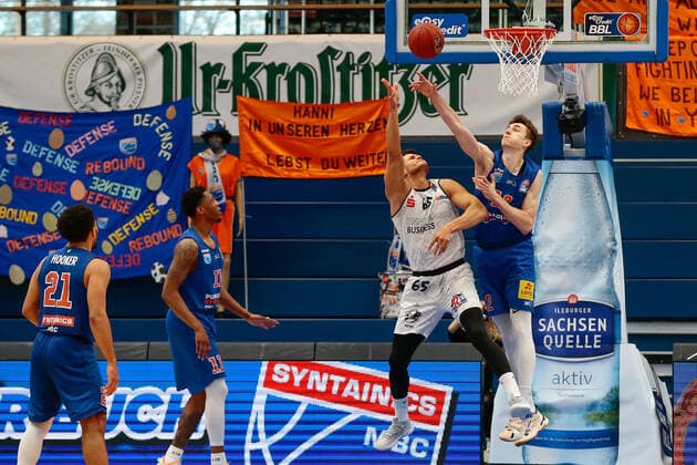 05.04.2021, xtgx, Basketball, easyCredit BBL, Syntainics MBC - Niners Chemnitz emspor, v.l. Filip Stanic (Niners Chemnitz, 65), Philipp Hartwich (MBC, 12) zweikampf Weissenfels