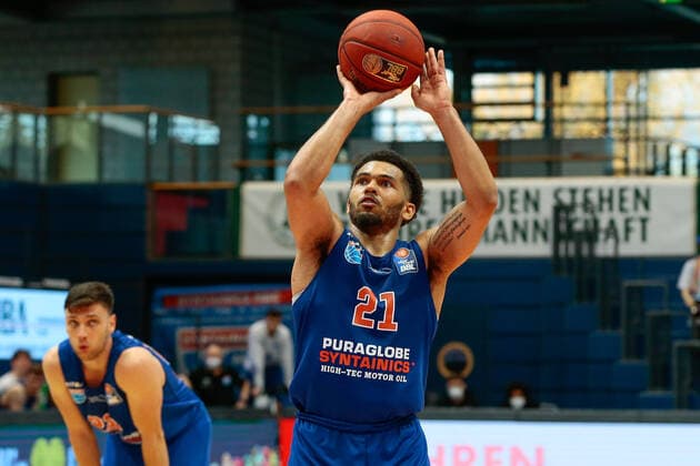 05.04.2021, xtgx, Basketball, easyCredit BBL, Syntainics MBC - Niners Chemnitz emspor, v.l. Quinton Hooker (MBC, 21) Wirft Korb, trifft, erzielt Korb, scores Weissenfels
