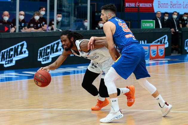 05.04.2021, xtgx, Basketball, easyCredit BBL, Syntainics MBC - Niners Chemnitz emspor, v.l. Marcus Thornton (Niners Chemnitz, 15), Roko Rogic (MBC, 32) Weissenfels