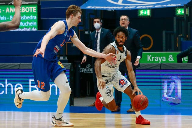 05.04.2021, xtgx, Basketball, easyCredit BBL, Syntainics MBC - Niners Chemnitz emspor, v.l. Philipp Hartwich (MBC, 12), Terrell Harris (Niners Chemnitz, 2) Weissenfels