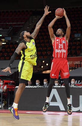 06.04.2021, xemx, Basketball BBL Bundesliga, FC Bayern Muenchen Basketball - medi Bayreuth emspor, v.l. Dererk Pardon (medi Bayreuth), Ja Juan Johnson (FC Bayern Basketball) Zweikampf, Duell, Kampf, tackle Muenchen