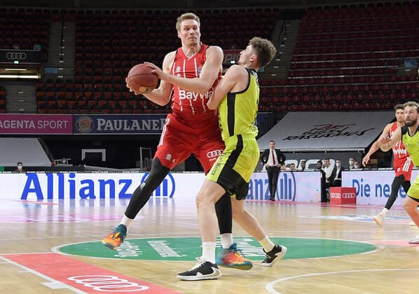 06.04.2021, xemx, Basketball BBL Bundesliga, FC Bayern Muenchen Basketball - medi Bayreuth emspor, v.l. Leon Radosevic (FC Bayern Basketball), Kay Bruhnke (medi Bayreuth) Zweikampf, Duell, Kampf, tackle Muenchen