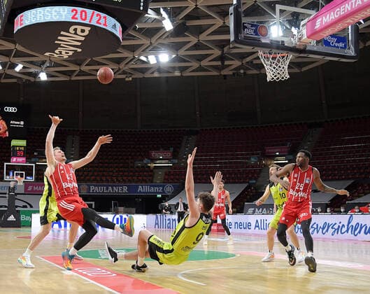 06.04.2021, xemx, Basketball BBL Bundesliga, FC Bayern Muenchen Basketball - medi Bayreuth emspor, v.l. Leon Radosevic (FC Bayern Basketball), Kay Bruhnke (medi Bayreuth) Zweikampf, Duell, Kampf, tackle Muenchen