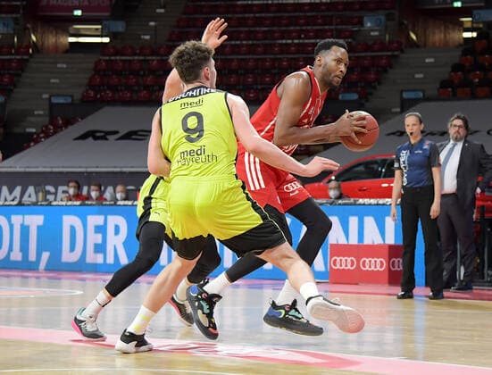 06.04.2021, xemx, Basketball BBL Bundesliga, FC Bayern Muenchen Basketball - medi Bayreuth emspor, v.l. David Walker (medi Bayreuth), Kay Bruhnke (medi Bayreuth), Ja Juan Johnson (FC Bayern Basketball) Zweikampf, Duell, Kampf, tackle Muenchen
