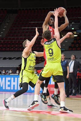 06.04.2021, xemx, Basketball BBL Bundesliga, FC Bayern Muenchen Basketball - medi Bayreuth emspor, v.l. David Walker (medi Bayreuth), Kay Bruhnke (medi Bayreuth), Ja Juan Johnson (FC Bayern Basketball) Zweikampf, Duell, Kampf, tackle Muenchen