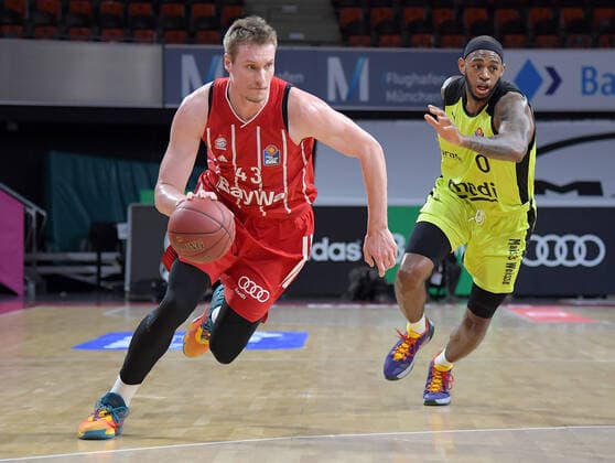 Sport Bilder des Tages 06.04.2021, xemx, Basketball BBL Bundesliga, FC Bayern Muenchen Basketball - medi Bayreuth emspor, v.l. Leon Radosevic (FC Bayern Basketball), Dererk Pardon (medi Bayreuth) Zweikampf, Duell, Kampf, tackle Muenchen