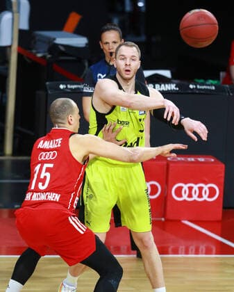 15 Robin Amaize (FCBB) rot, gegen 31 Osvaldas Olisevicius (Bayreuth) Basketball, 1. Bundesliga, BBL, FC Bayern München - Medi Bayreuth im Audi Dome am 06.04.2021 FOTO: Mladen Lackovic LakoPress