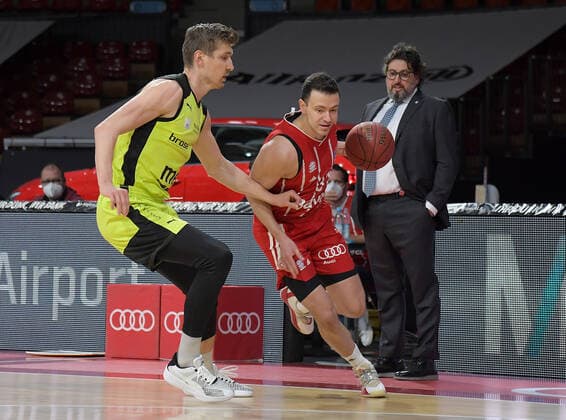 06.04.2021, xemx, Basketball BBL Bundesliga, FC Bayern Muenchen Basketball - medi Bayreuth emspor, v.l. Andreas Seiferth (medi Bayreuth), Zan Mark Sisko (FC Bayern Basketball) Zweikampf, Duell, Kampf, tackle Muenchen