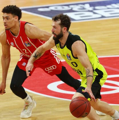2 Wade Baldwin (FCBB) rot, gegen 10 Bastian Doreth (Bayreuth) Basketball, 1. Bundesliga, BBL, FC Bayern München - Medi Bayreuth im Audi Dome am 06.04.2021 FOTO: Mladen Lackovic LakoPress