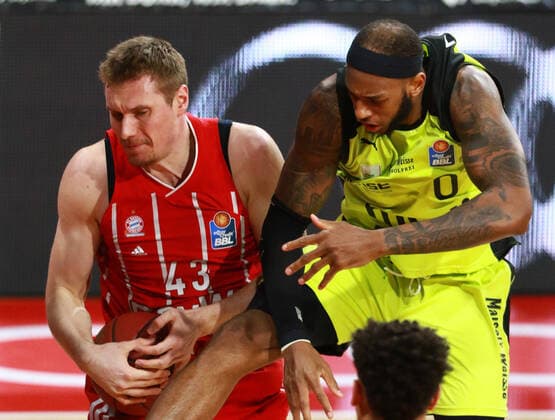 Leon Radosevic (FCBB) rot, gegen 0 Dererk Pardon (Bayreuth) Basketball, 1. Bundesliga, BBL, FC Bayern München - Medi Bayreuth im Audi Dome am 06.04.2021 FOTO: Mladen Lackovic LakoPress