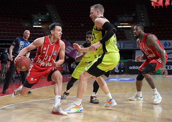06.04.2021, xemx, Basketball BBL Bundesliga, FC Bayern Muenchen Basketball - medi Bayreuth emspor, v.l. Zan Mark Sisko (FC Bayern Basketball), Osvaldas Olisevicius (medi Bayreuth) Zweikampf, Duell, Kampf, tackle Muenchen