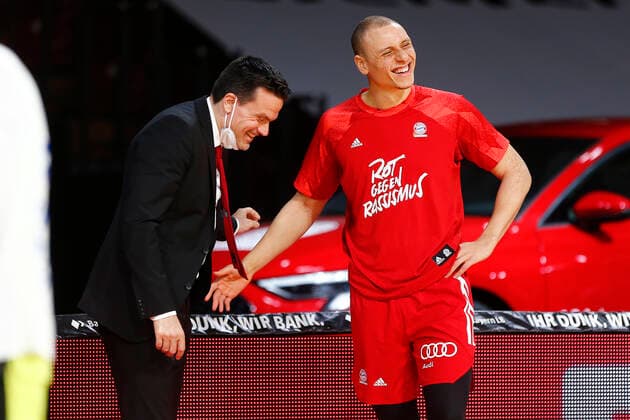 29. Spieltag der easyCredit BBL Basketball Bundesliga am 06.April 2021im Audi Dome in München Bayern Deutschland Saison 2020-2021 FC Bayern München gegen Medi Bayreuth Robin Amaize (FC Bayern München 15) rechts Raoul Korner (Medi Bayreuth) Trainer links